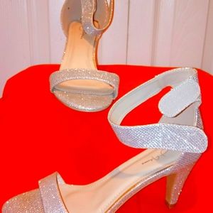 Beautiful ANKLE strap SPARKLY Dress Heels. Size 8M